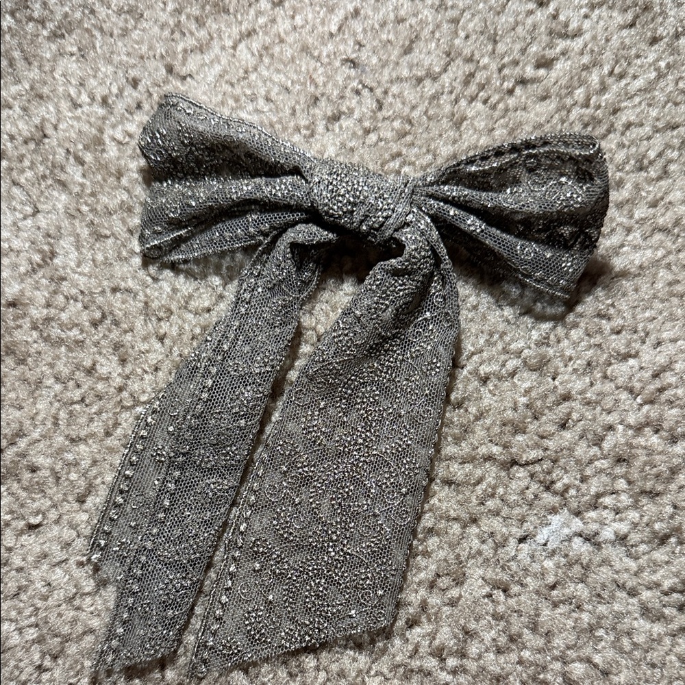 Elegant Gray Bow Hair Accessory